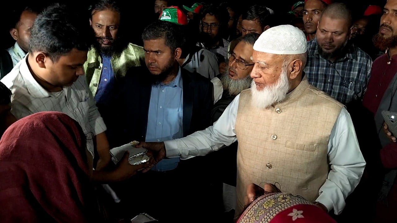 আগুনে ক্ষতিগ্রস্ত কড়াইল বস্তি পরিদর্শনে জামায়াত আমির