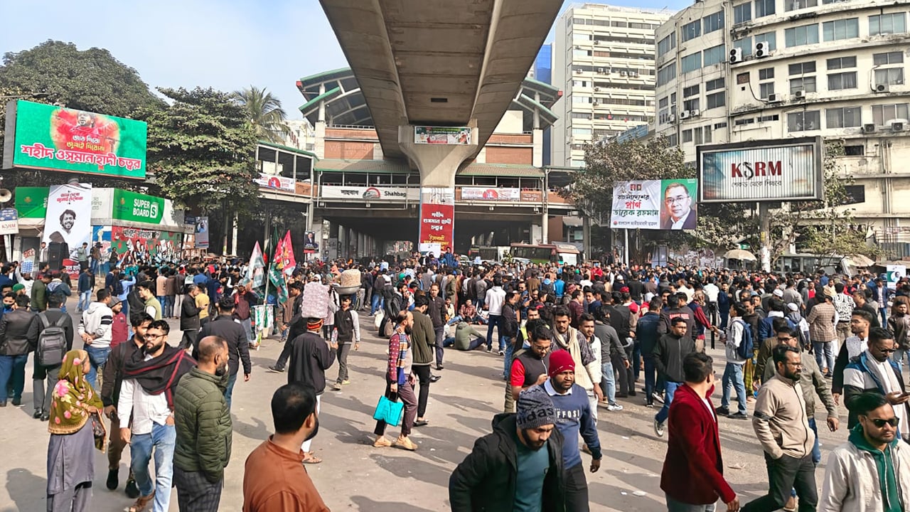 তারেক রহমানের জন্য শাহবাগ ছেড়ে আজিজ মার্কেটের সামনে ইনকিলাব মঞ্চ