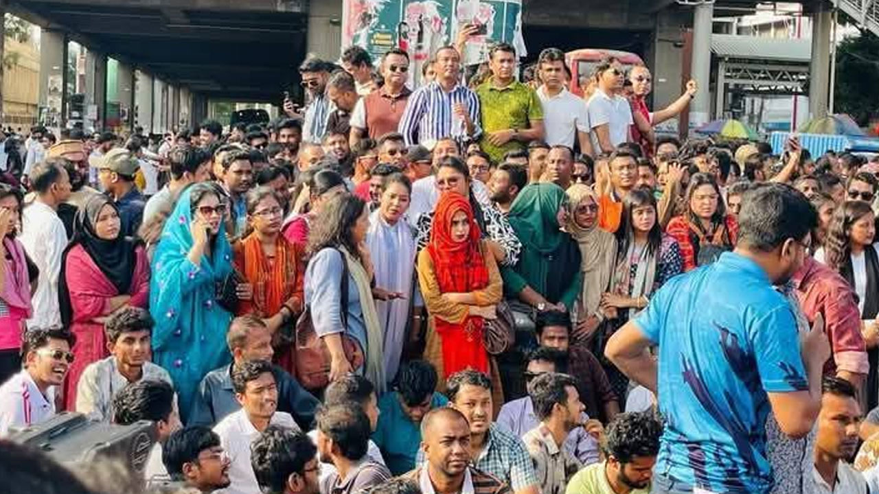 শাহবাগ মোড় ছাড়লেন ছাত্রদলের নেতাকর্মীরা, যান চলাচল স্বাভাবিক