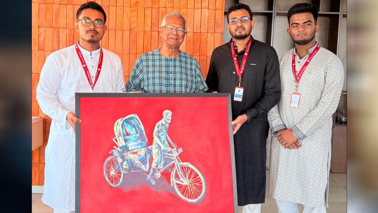 ড. ইউনূসের হাতে শহীদ নাফিজের স্মৃতি সংবলিত স্মারক চিত্রকর্ম তুলে দিলেন ডাকসু ভিপি