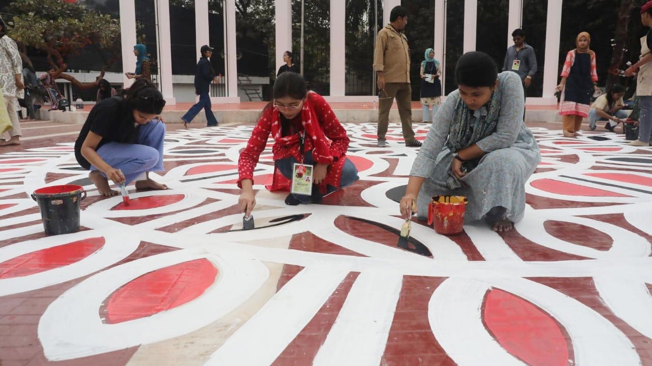 শহীদ মিনারে শেষ মুহূর্তের প্রস্তুতি