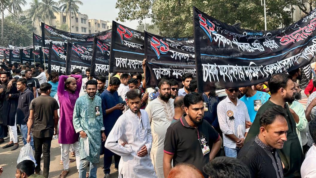 কেন্দ্রীয় শহীদ মিনারে সর্বস্তরের মানুষের শ্রদ্ধা