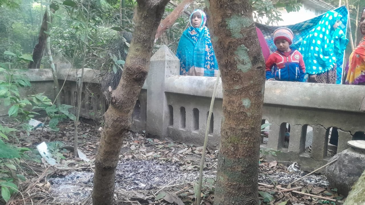 বিজয় দিবসের রাতে দুর্বৃত্তরা পোড়াল বীর মুক্তিযোদ্ধার কবর