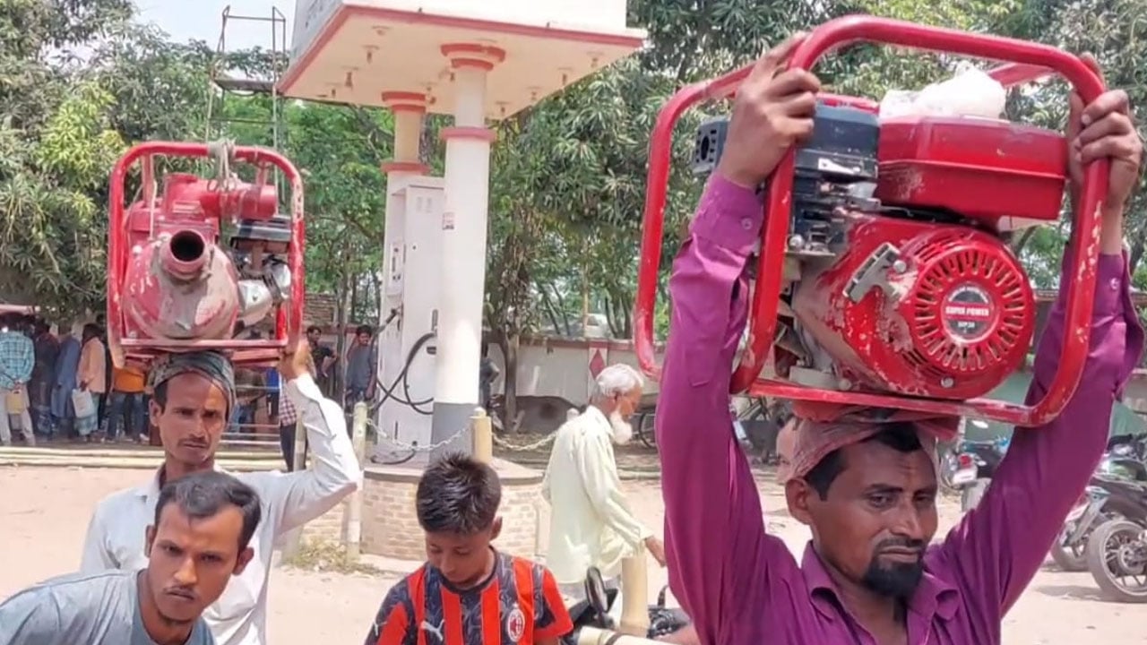 কৃষকের কাঁধে শ্যালো মেশিন, তেলের জন্য পাম্পে ভিন্ন চিত্র