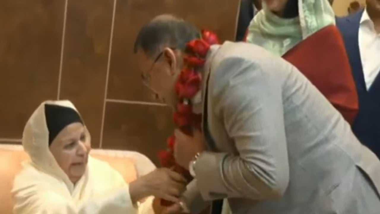 জামাইকে ফুলের মালা দিয়ে বরণ করলেন শাশুড়ি