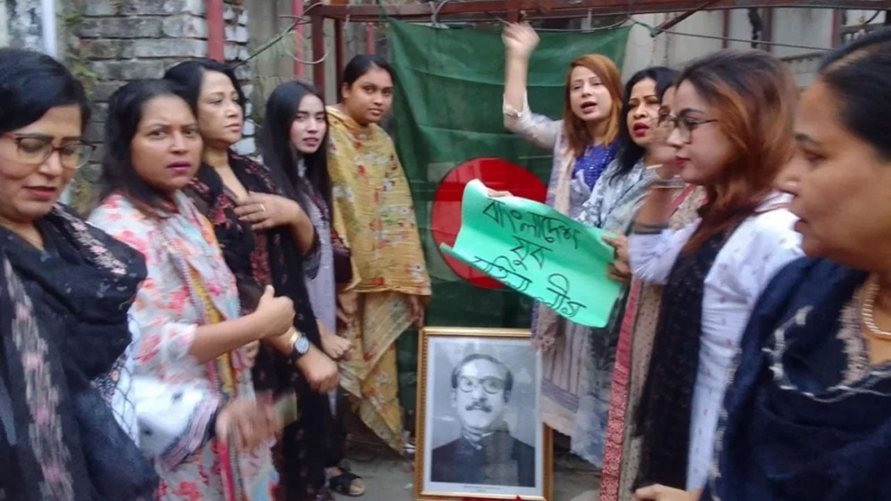 আ.লীগের ধানমন্ডি অফিসের ফটকে শেখ মুজিবের ছবি রেখে স্লোগান