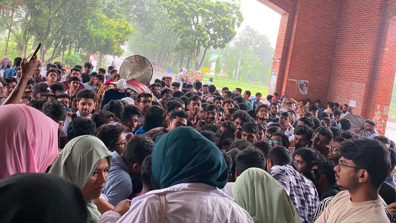 বিসিএস ফল ঘিরে শেকৃবিতে উত্তেজনা, টানা দ্বিতীয় দিন ক্লাস-পরীক্ষা বর্জন