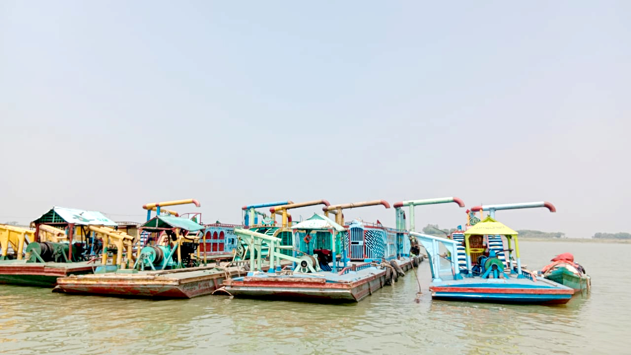পদ্মায় অবৈধভাবে বালু উত্তোলন, ৬ ড্রেজার জব্দ