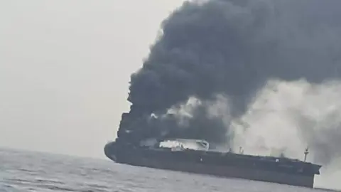 হরমুজ প্রণালিতে ৬ জাহাজে ইরানের হামলা