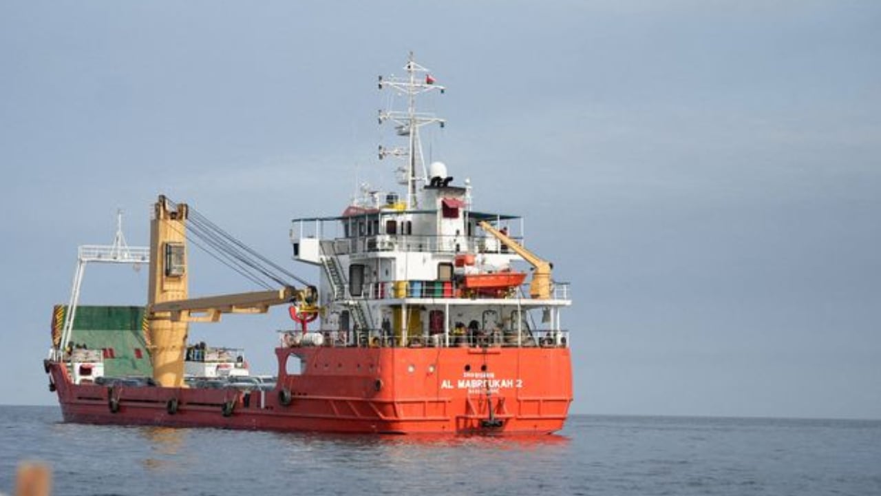 মার্কিন অবরোধ এড়িয়ে হরমুজ পার হলো ইরানের সুপার ট্যাংকার