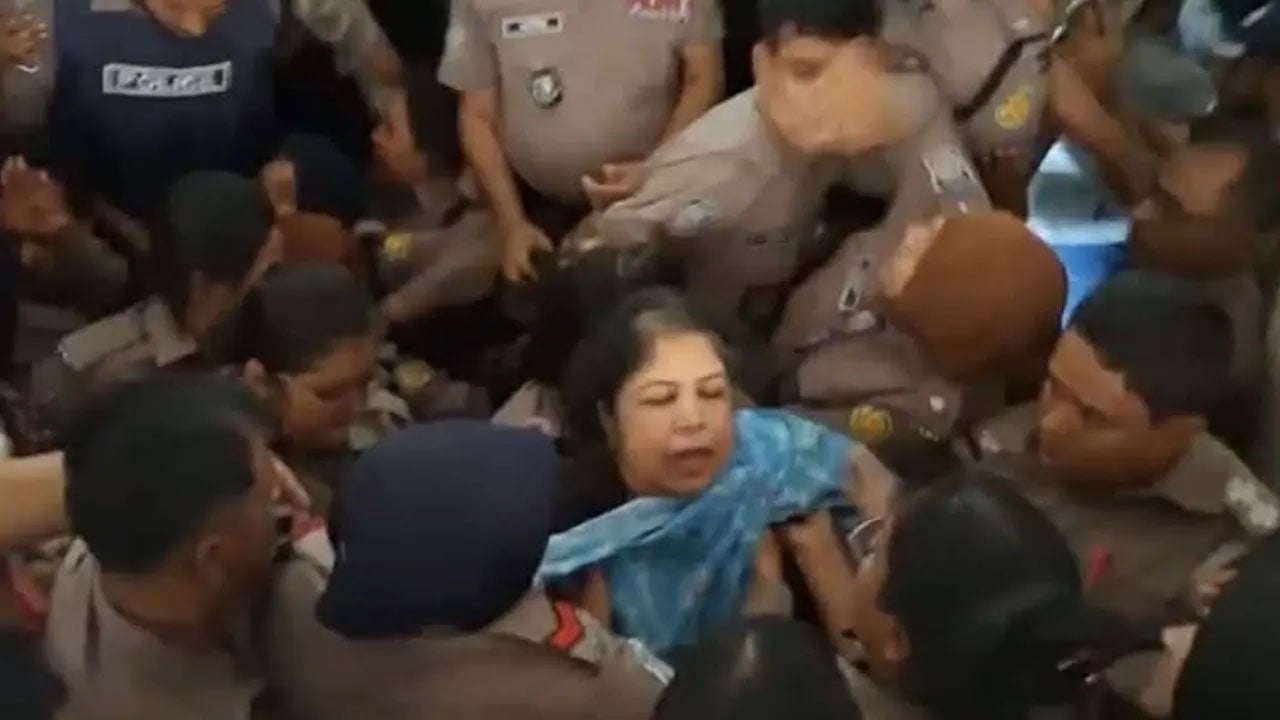 আদালতের সিঁড়িতে পড়ে চিৎকার দিয়ে ওঠেন শিরীন শারমিন