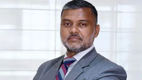 ‘তাদের মাথায় বাসস্ট্যান্ড দখল করা ছাড়া আর কোনো চিন্তাভাবনা নেই’