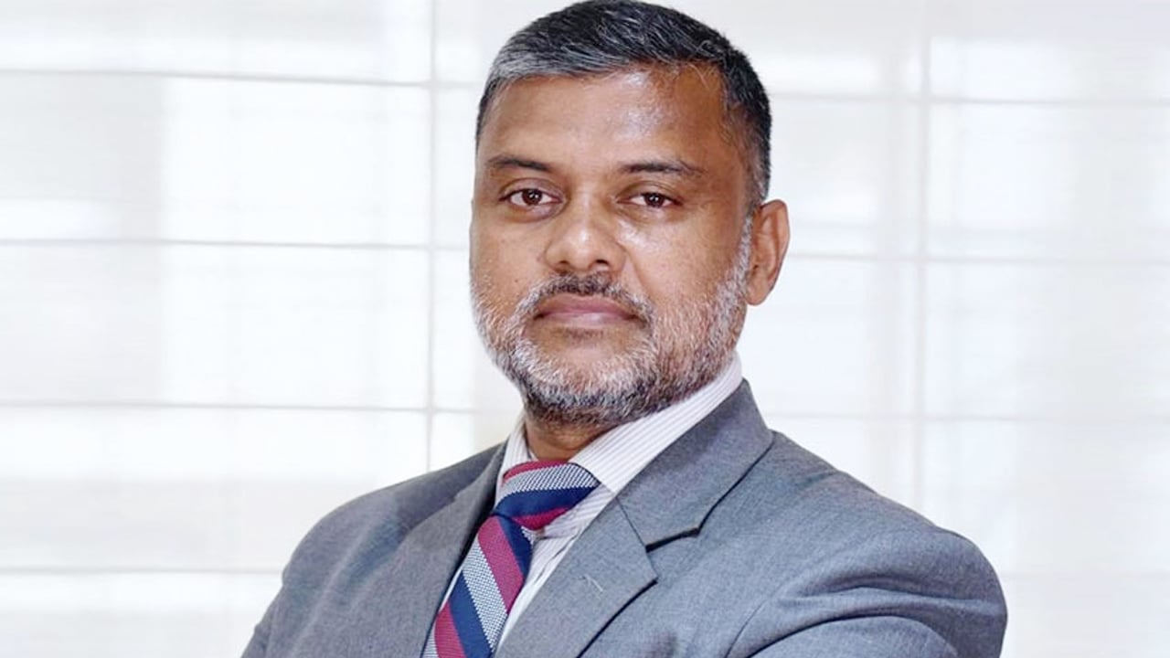 ইগো দেখানোর কিছু নেই, সবাইকে নিয়ে বসুন: শিশির মনির
