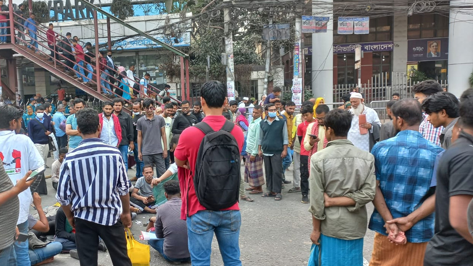শিশু মেলার ওভার ব্রিজের সামনে আহতদের অবরোধ চলছে, অসহনীয় ভোগান্তি