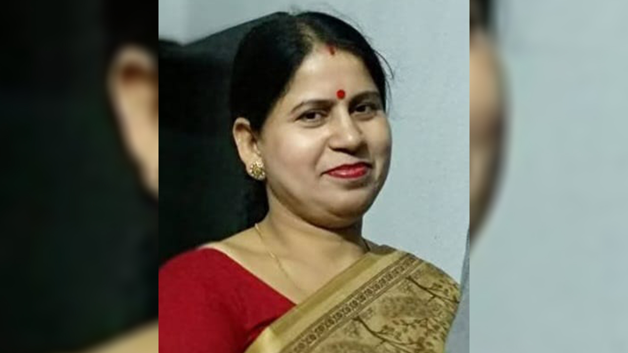 ছিটকে পড়তেই স্বামীর সামনে স্ত্রীকে পিষে দিলো ট্রাক