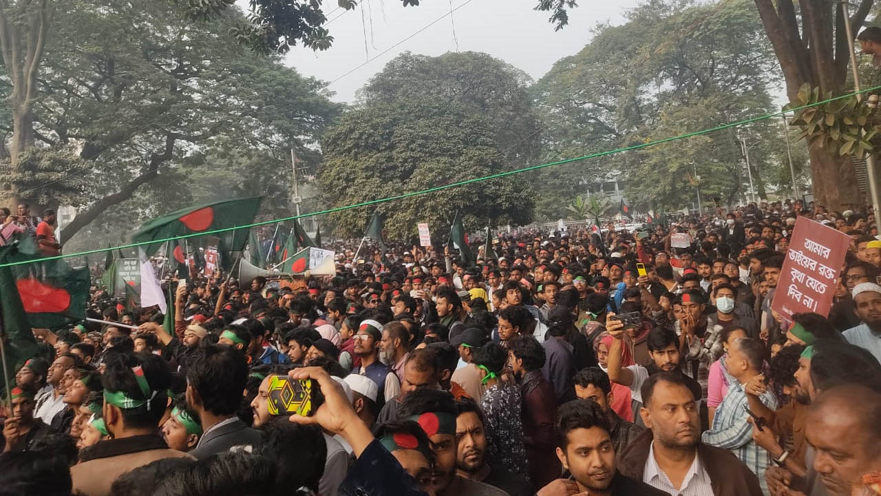 কানায় কানায় পূর্ণ শহীদ মিনার, চলছে স্লোগান আর বক্তৃতা