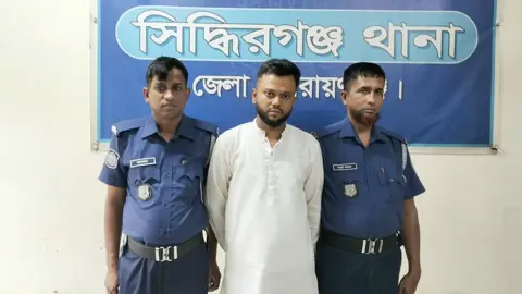সিদ্ধিরগঞ্জে সন্ত্রাসবিরোধী মামলায় যুবক গ্রেপ্তার