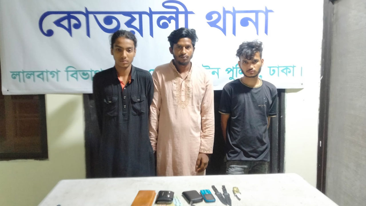 ছিনতাইয়ের প্রস্তুতিকালে দেশীয় অস্ত্রসহ গ্রেপ্তার ৩