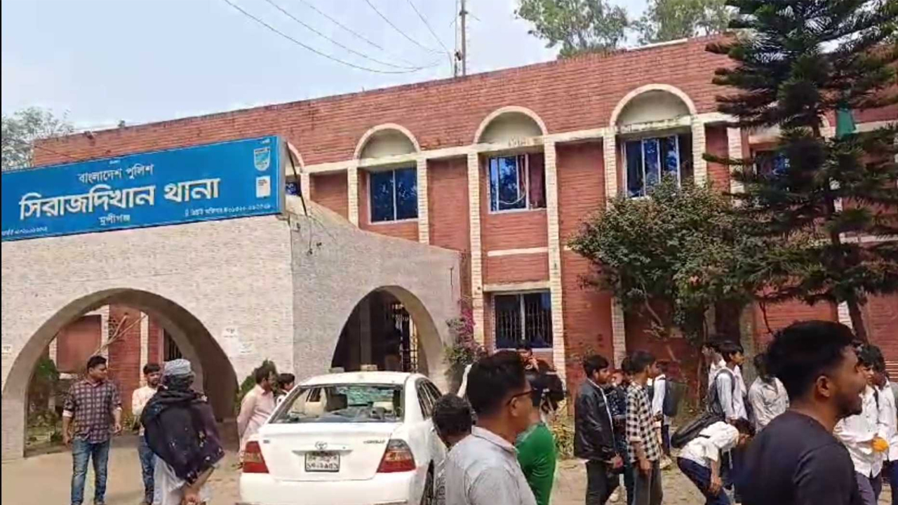 মুন্সিগঞ্জে থানায় হামলা-ভাঙচুর