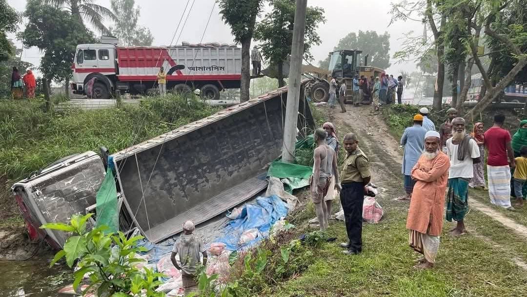 সিরাজগঞ্জে সিমেন্ট বোঝাই ট্রাক ও মাইক্রোবাস সংঘর্ষে নিহত ২