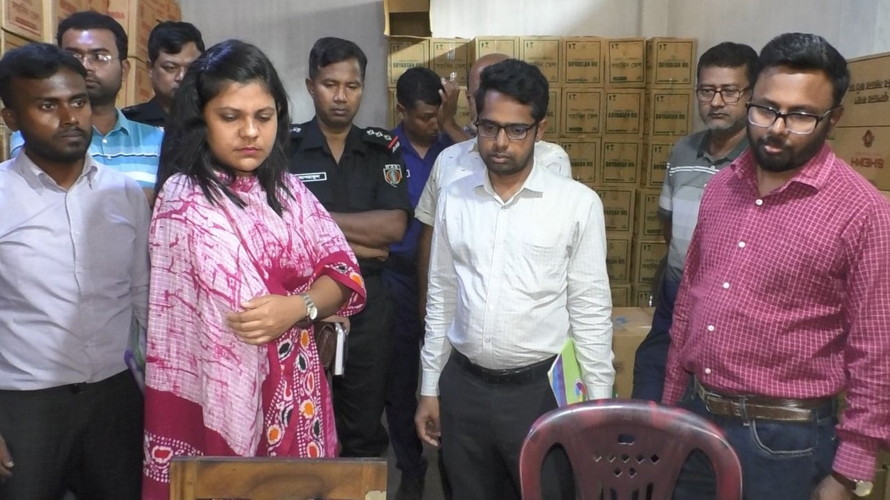 সিরাজগঞ্জে ভোজ্য তেলের বাজারে অভিযান, ব্যবসায়ীকে জরিমানা