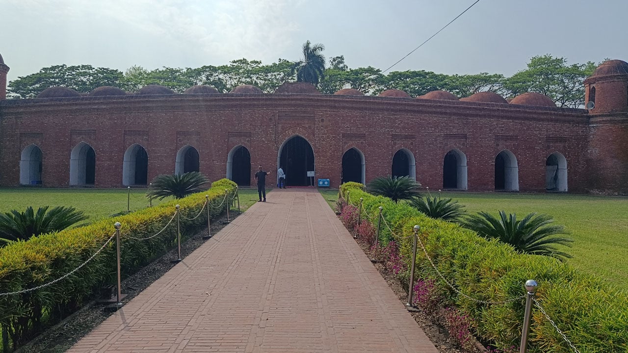 ঈদ জামাতের জন্য প্রস্তুত ষাটগম্বুজ মসজিদ