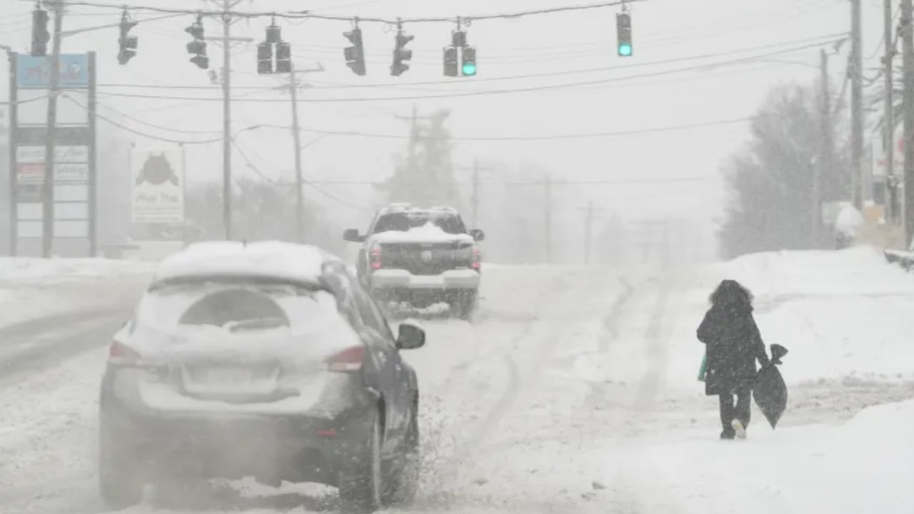 তুষারঝড়ে স্থবির যুক্তরাষ্ট্র, মৃতের সংখ্যা বেড়ে ১০