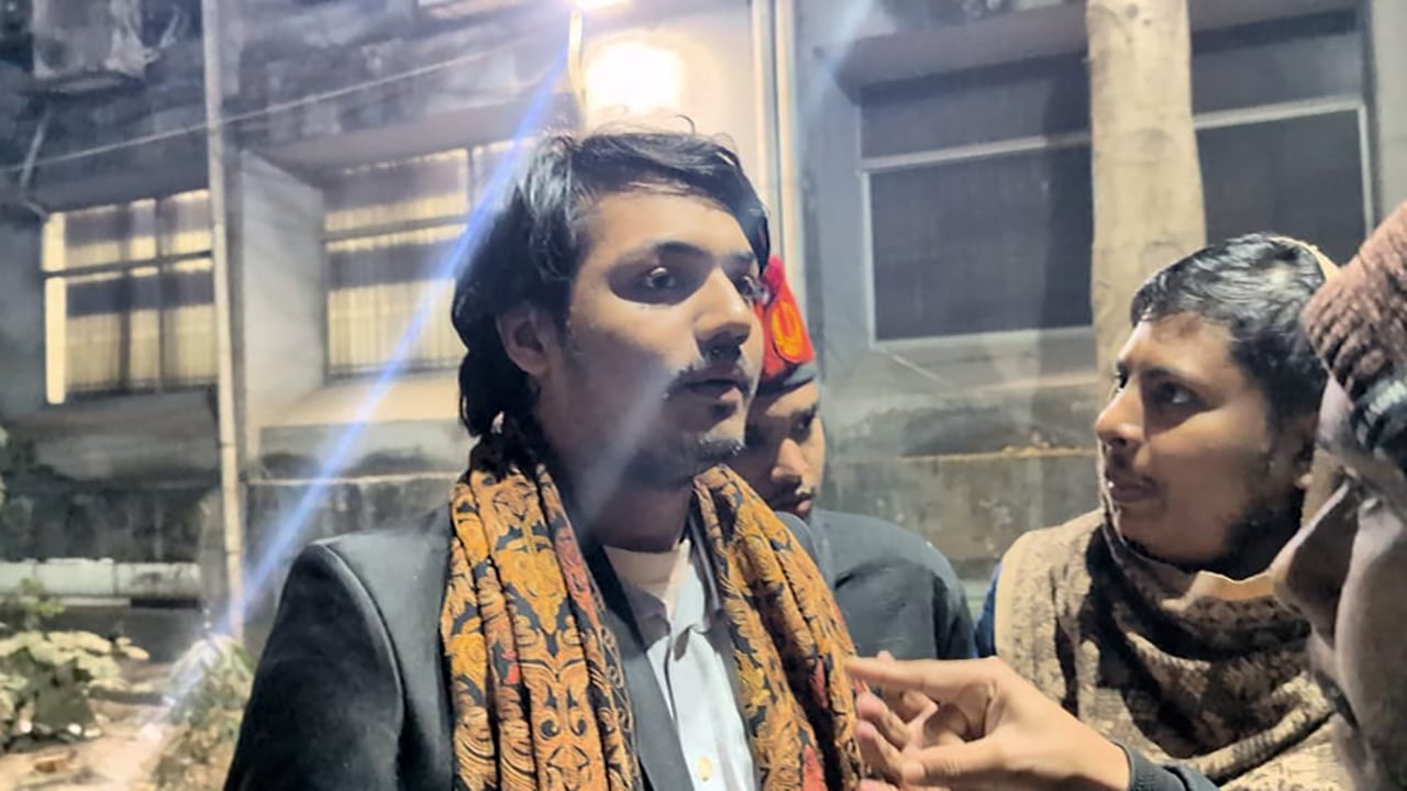 জবিতে বহিরাগত প্রবেশ করানোর সময় হাতেনাতে ধরা শিক্ষার্থী