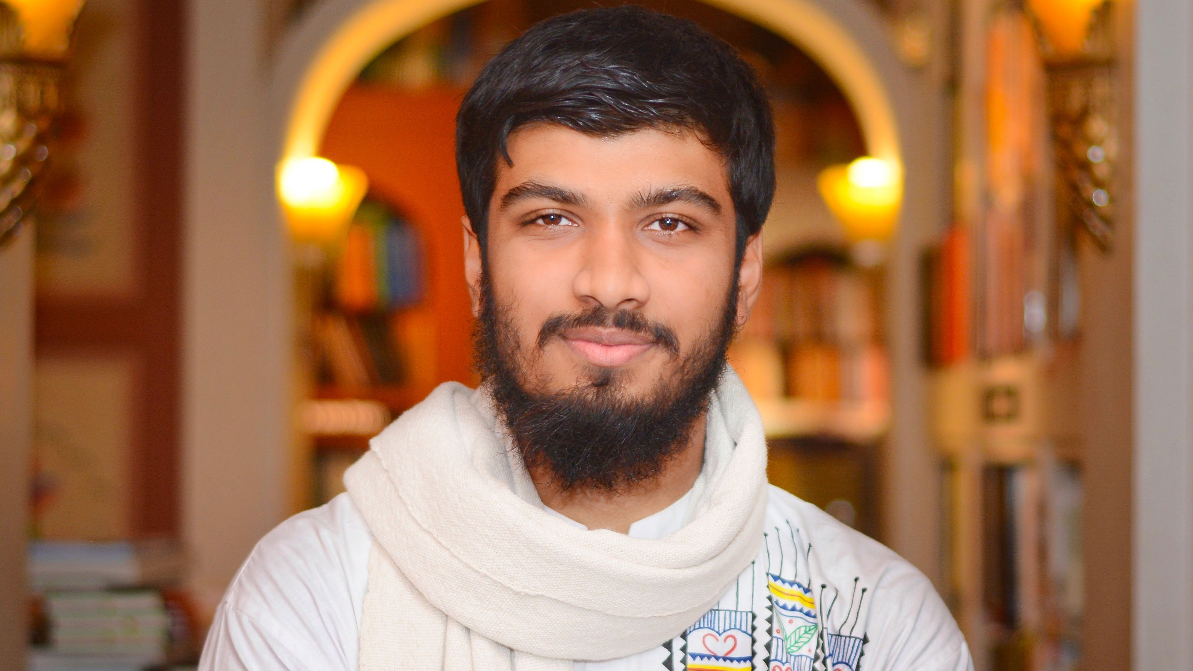 পাঠকের দ্বারে বই পৌঁছে দেওয়াই যার কাজ