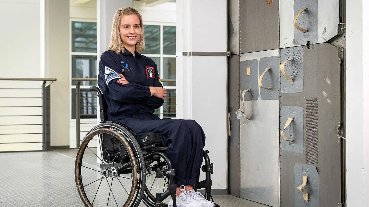 মহাকাশে যাচ্ছেন হুইলচেয়ার ব্যবহারকারী নারী