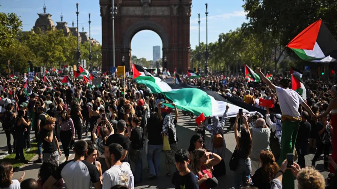 গাজা যুদ্ধ বন্ধের দাবিতে ইউরোপজুড়ে বিক্ষোভ, লন্ডনে গ্রেপ্তার ৫০০