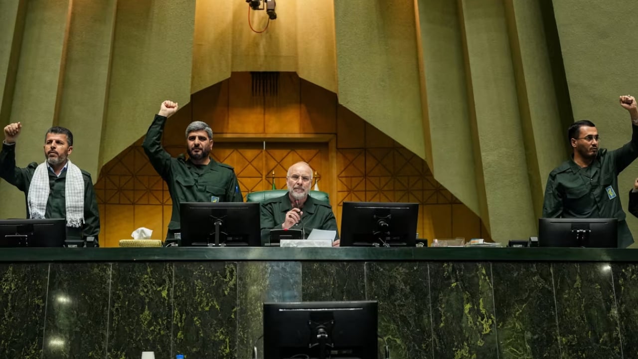 এবার বাব আল-মানদেব প্রণালি নিয়ে ইরানের স্পিকারের হুমকি