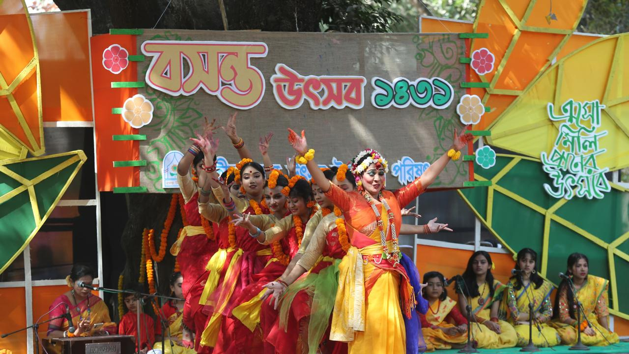 নাচে-গানে রাজধানীতে বসন্ত বরণ