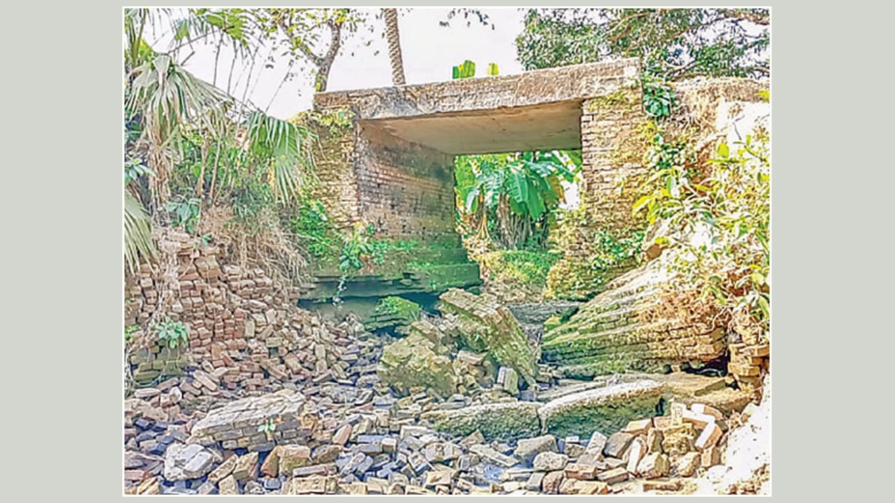 শ্রীপুরে পাঁচ বছরেও সংস্কার হয়নি সেতু, দুই গ্রামের মানুষের ভোগান্তি