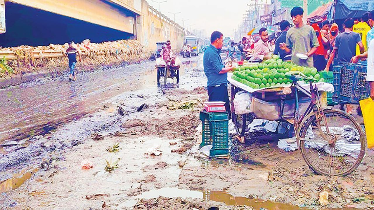 মাওনা চৌরাস্তায় জলাবদ্ধতা ও দুর্গন্ধে জনদুর্ভোগ
