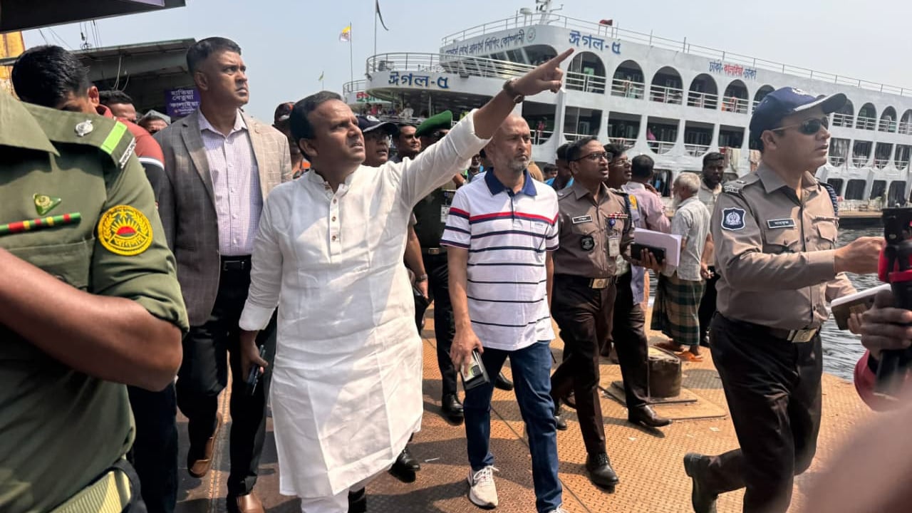 সদরঘাটে অনিয়ম রোধে কঠোর অবস্থানে নৌপরিবহন প্রতিমন্ত্রী