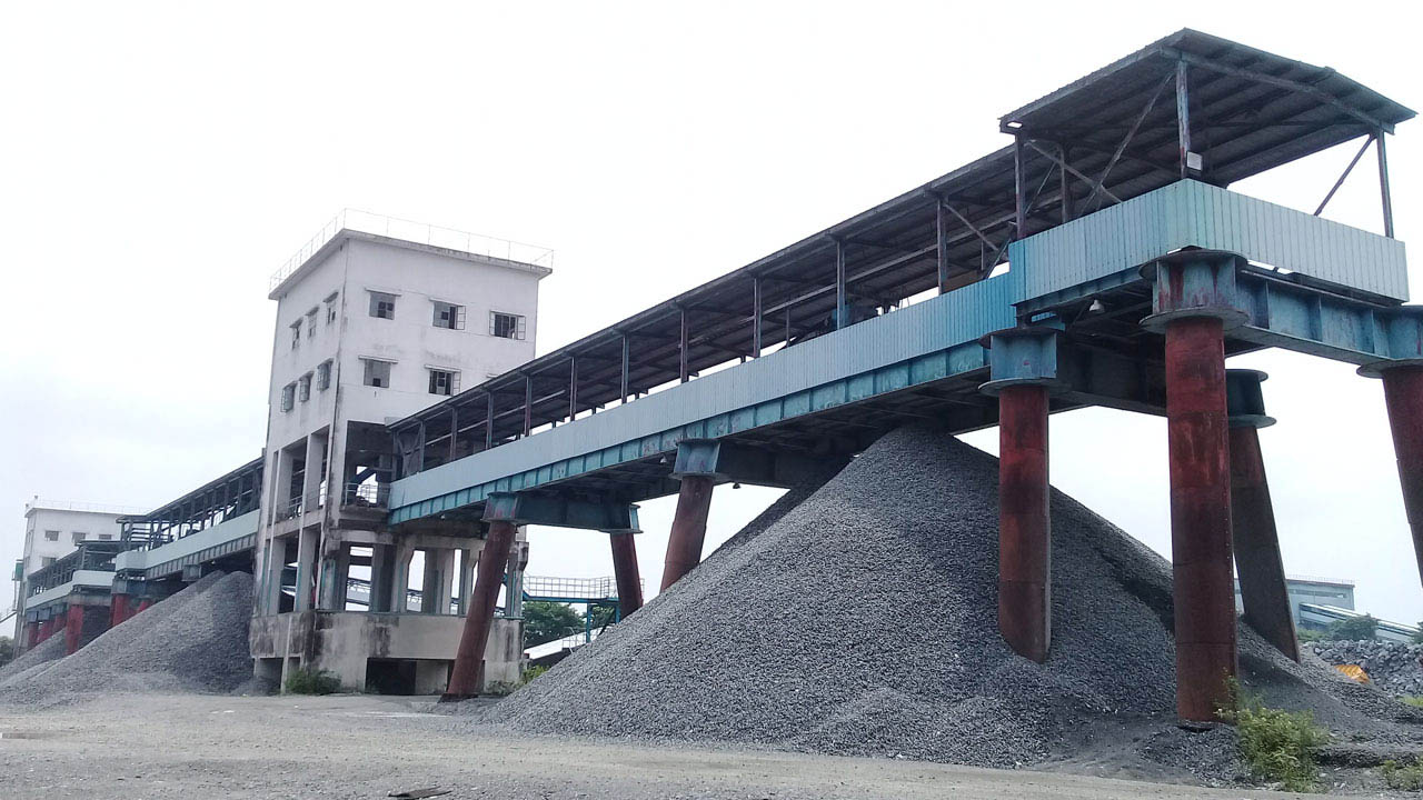 মধ্যপাড়া খনি থেকে পাথর উত্তোলন শুরু