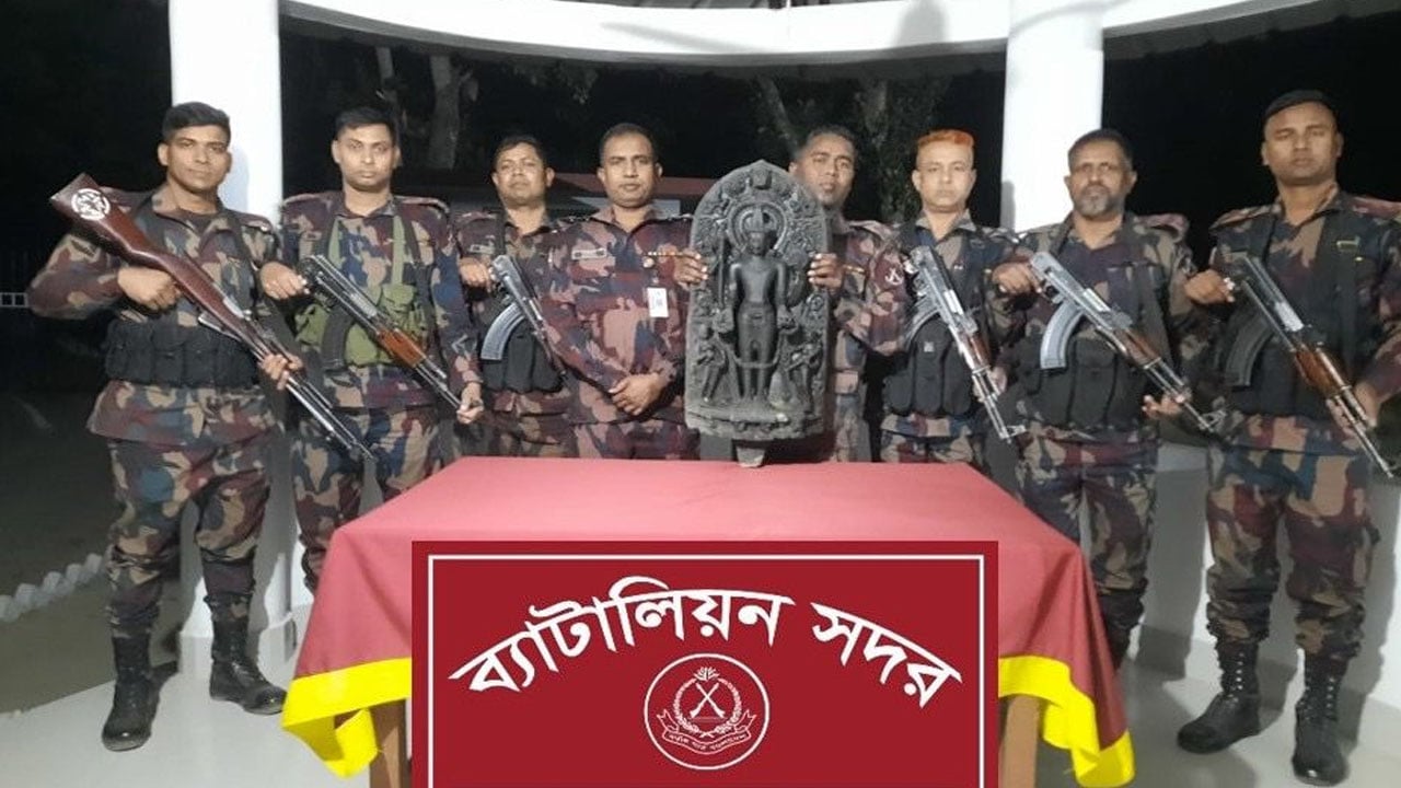 সীমান্ত থেকে দুর্লভ কষ্টি পাথরের মূর্তি উদ্ধার
