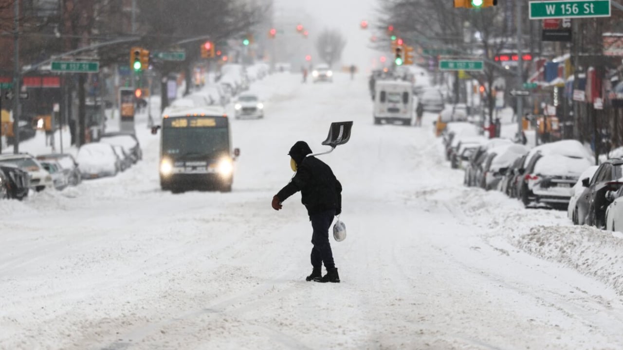যুক্তরাষ্ট্রে তুষারঝড়ে ৩ জনের মৃত্যু, ১০ হাজার ফ্লাইট বাতিল