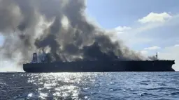 হরমুজ প্রণালিতে দুই ট্যাংকারে বিস্ফোরণ-আগুন