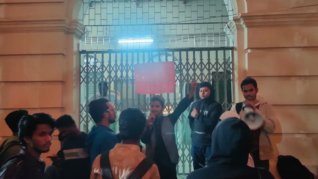 শিক্ষার্থীদের অবরোধে ১০ ঘণ্টা অবরুদ্ধ উপাচার্য-কোষাধ্যক্ষ