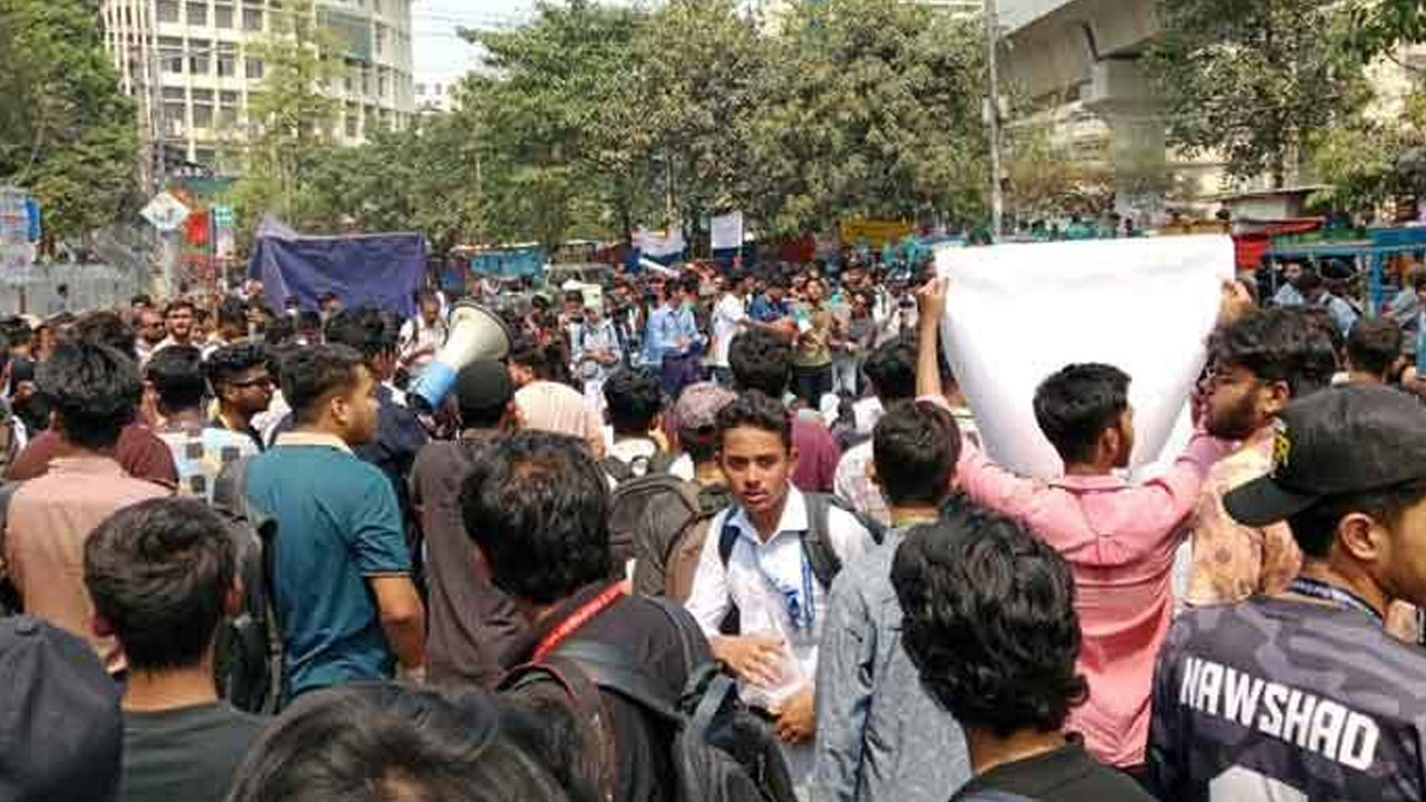 ধর্ষকদের শাস্তির দাবিতে শাহবাগে ৩০ কলেজ শিক্ষার্থীদের অবস্থান