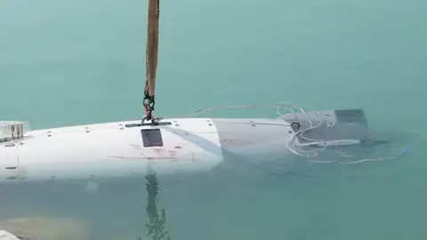 হরমুজে মার্কিন সাবমেরিন ড্রোন জব্দ করল ইরান