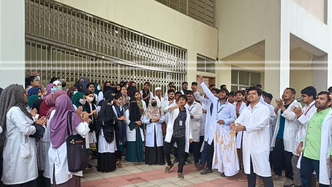 ফটকে তালা ঝুলিয়ে অনিদিষ্টকালের শাটডাউন কর্মসূচি পালন করছে শিক্ষার্থীরা