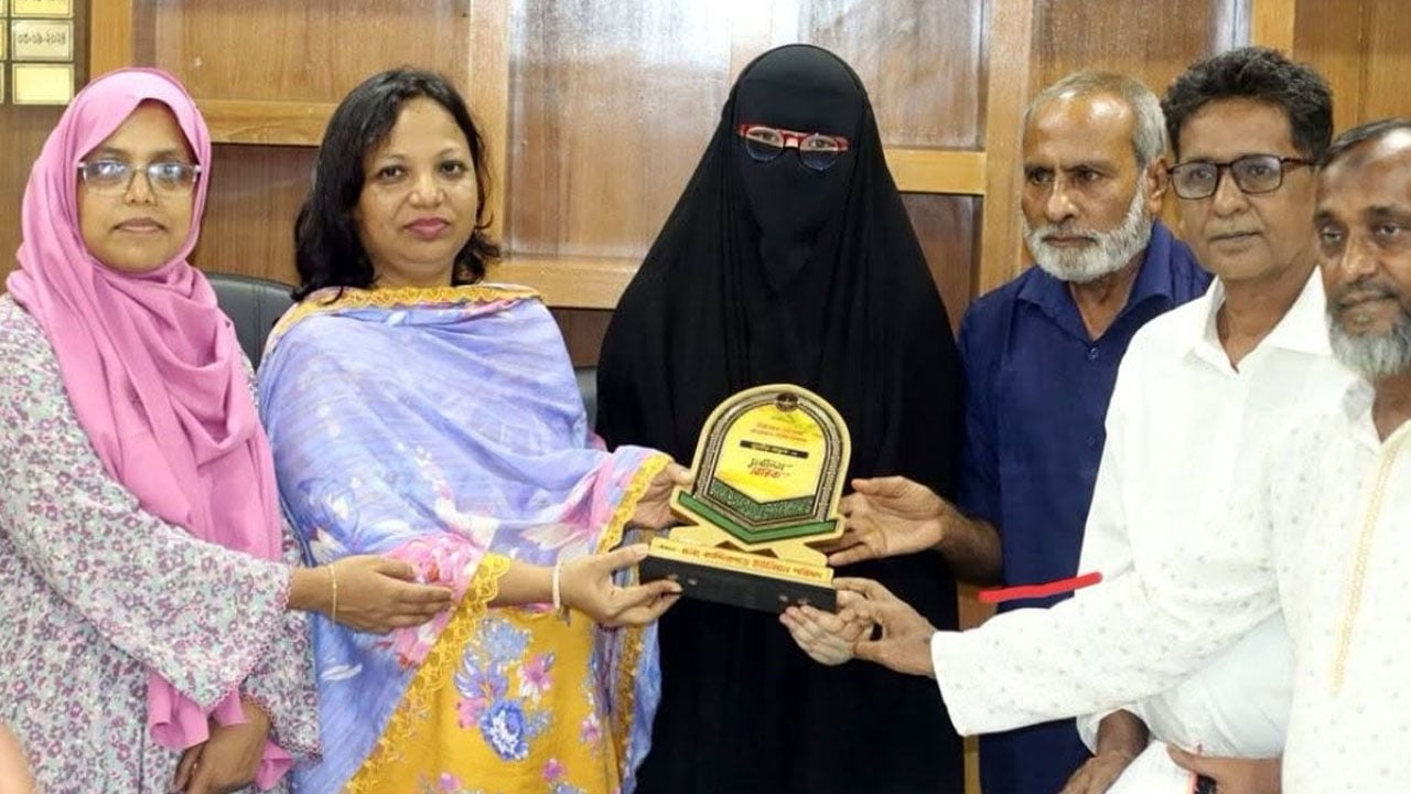 আট মাসে নিজ হাতে ৩০ পারার পবিত্র কুরআন লিখলেন সুরাইয়া জান্নাত
