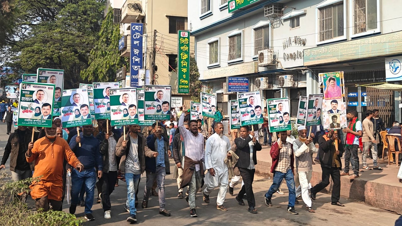 ইলিয়াস আলীর ছবি হাতে সিলেটের নির্বাচনি সমাবেশে বিএনপির নেতাকর্মীরা