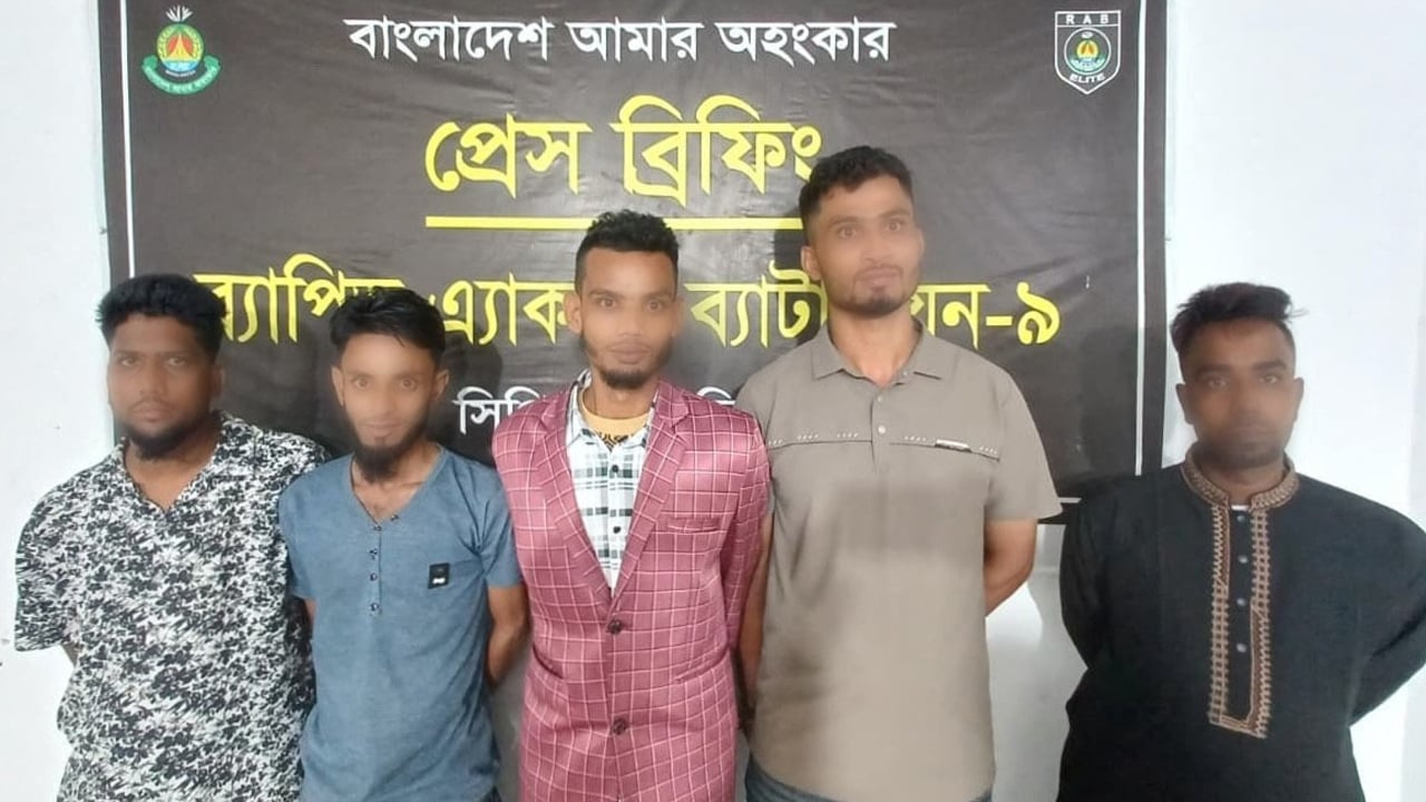 সিলেটে ছিনতাইয়ের প্রস্তুতিকালে দেশীয় অস্ত্রসহ আটক ১০