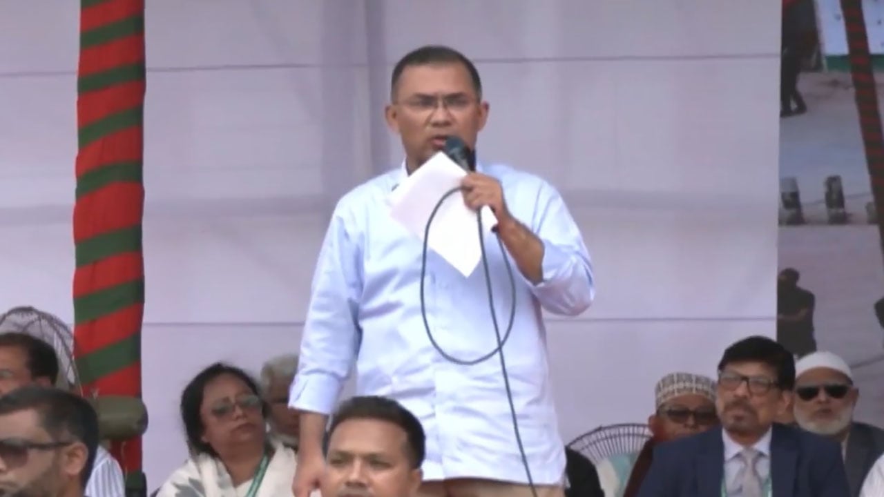 বরিশালের বেলস পার্ক মাঠে বক্তব্য দিচ্ছেন তারেক রহমান