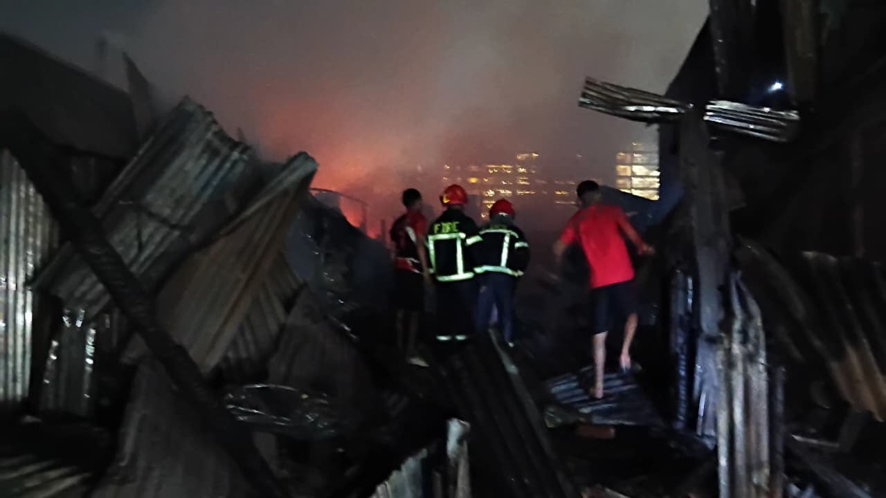 টঙ্গী বস্তিতে ভয়াবহ অগ্নিকাণ্ডে পুড়ে গেছে ৭০ ঘর