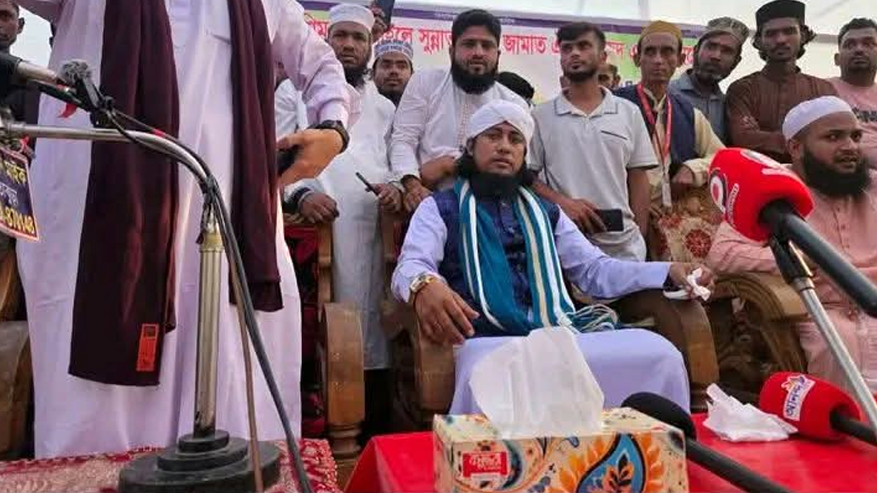 হবিগঞ্জের মাধবপুর উপজেলার শিমুলঘরে ওয়াজ মাহফিলে গিয়াস উদ্দিন তাহেরী। ছবি: সংগৃহীত
